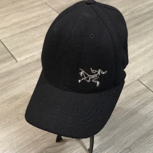Arc teryx Embroidered Insignia Wool Black Flexfit Hat Black Outdoor Rare - Picture 1 of 11